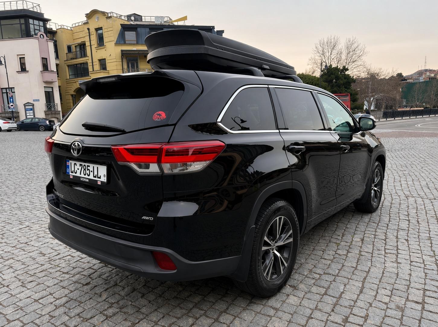Toyota Highlander — exterior view 2