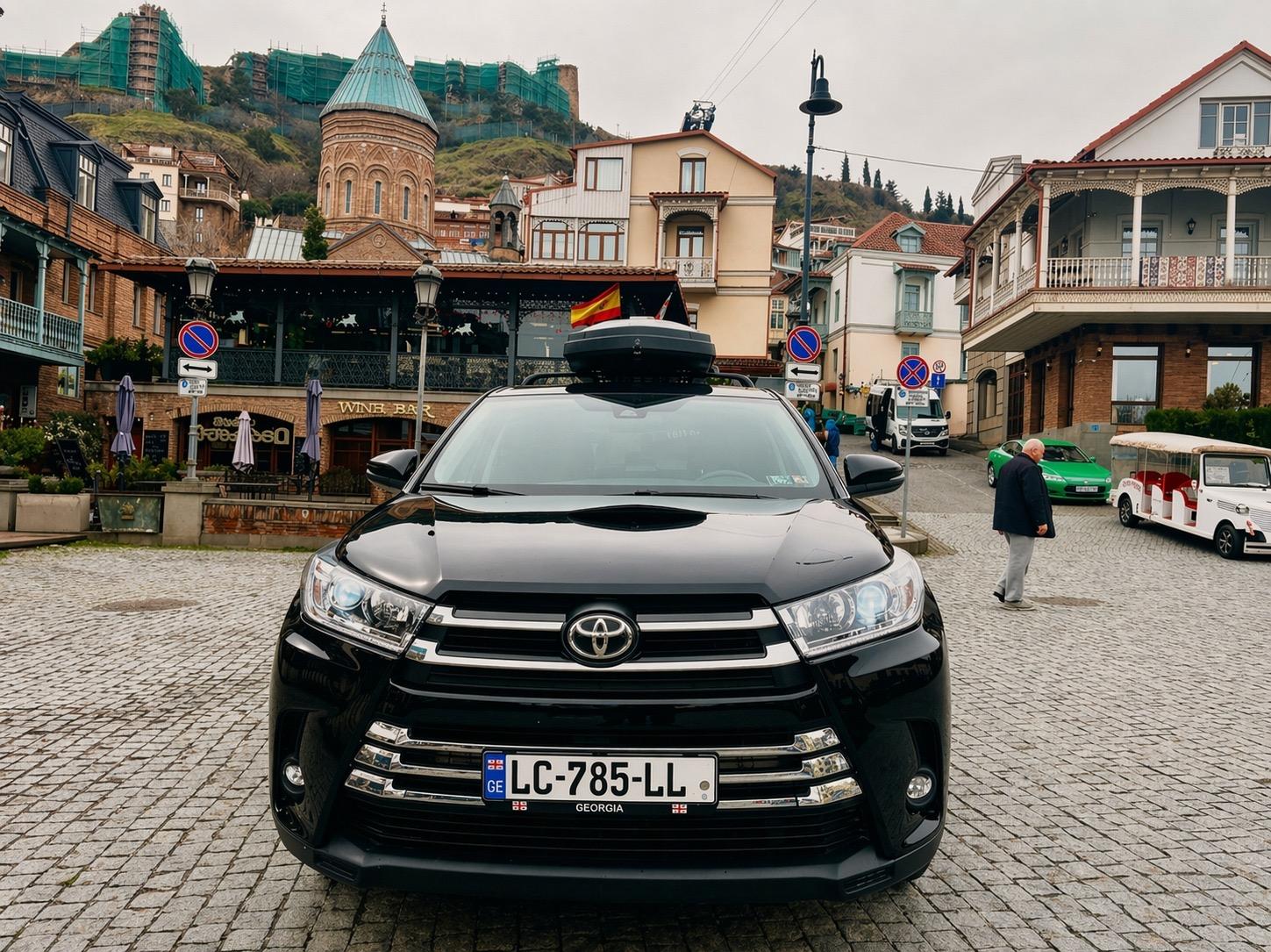 Toyota Highlander — exterior view 3