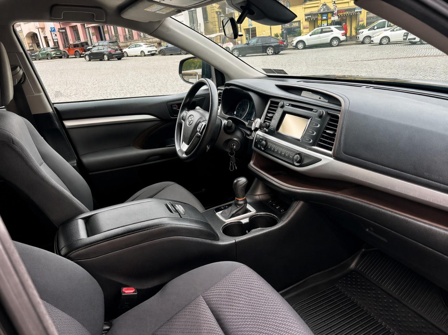 Toyota Highlander — exterior view 9