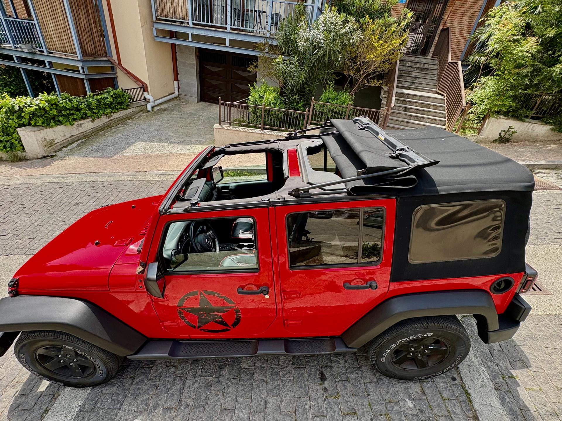 Jeep Wrangler — exterior view 4