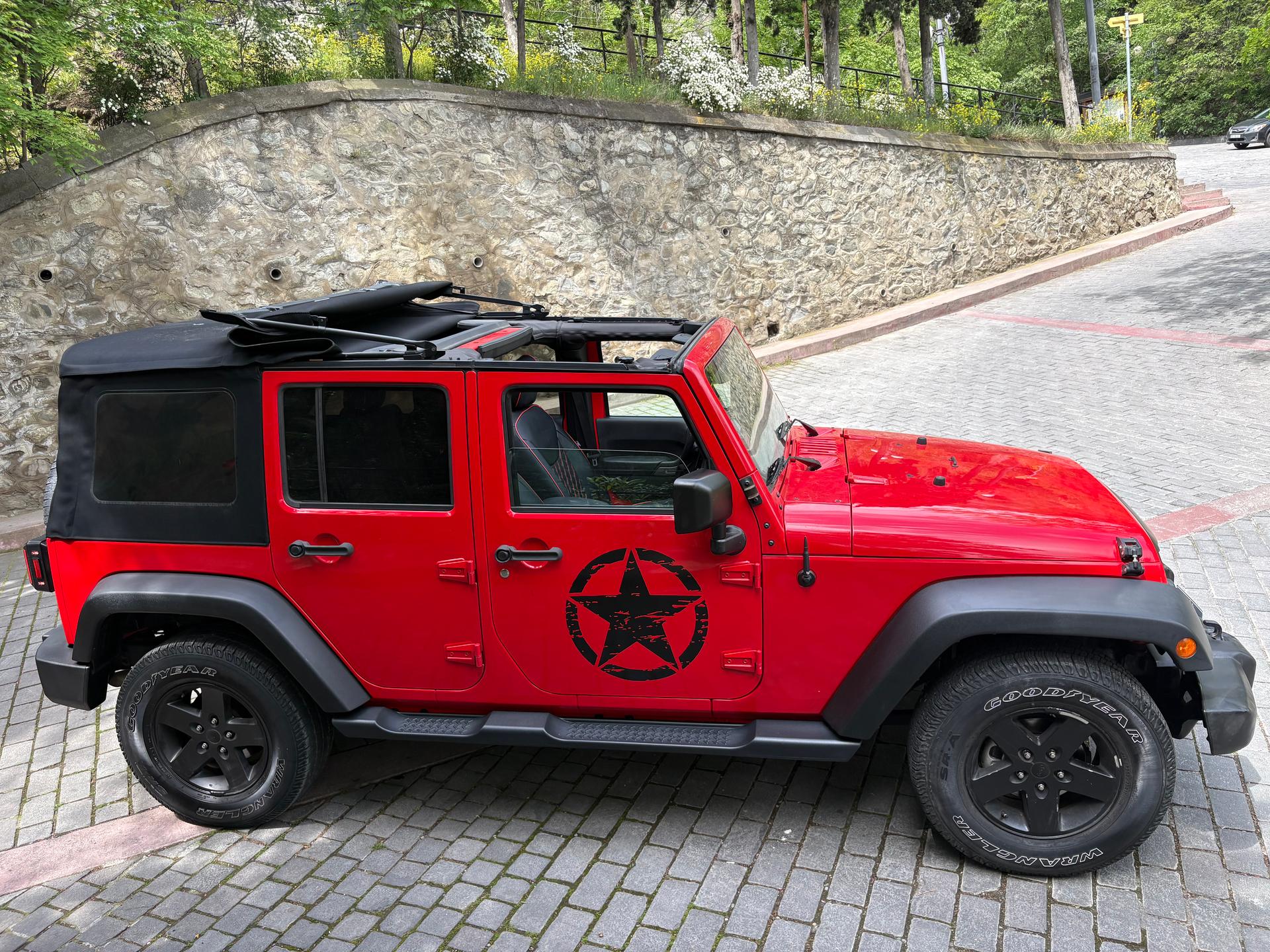 Jeep Wrangler — exterior view 5