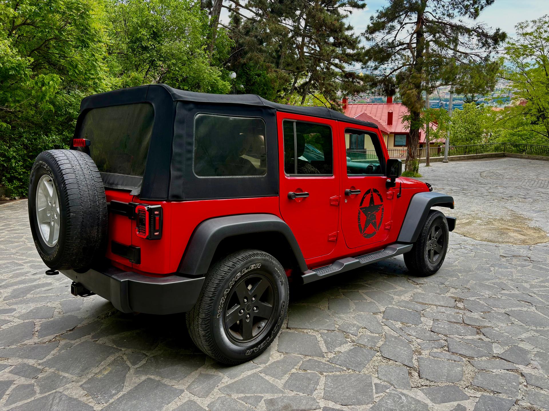 Jeep Wrangler — exterior view 2