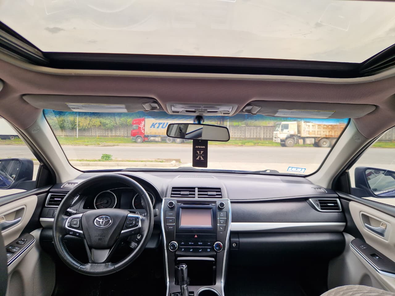 Toyota Camry — exterior view 3