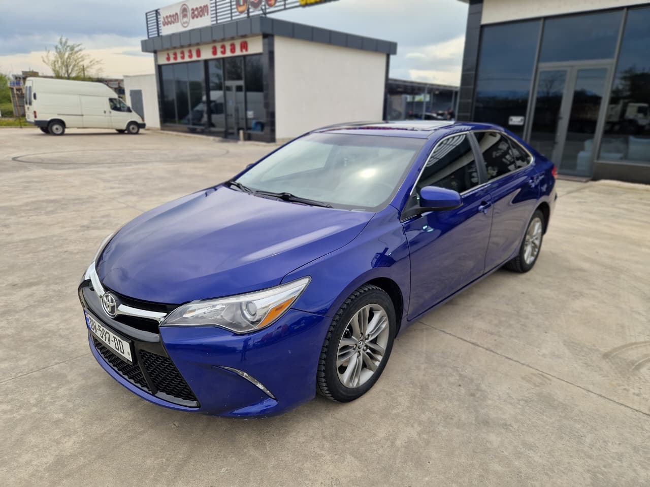 Toyota Camry — exterior view 4