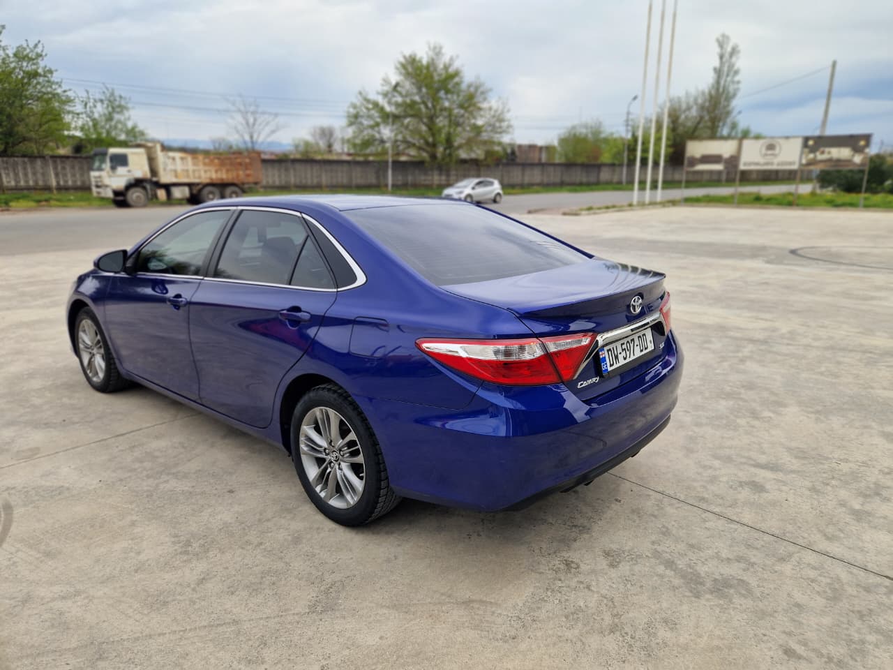 Toyota Camry — exterior view 5