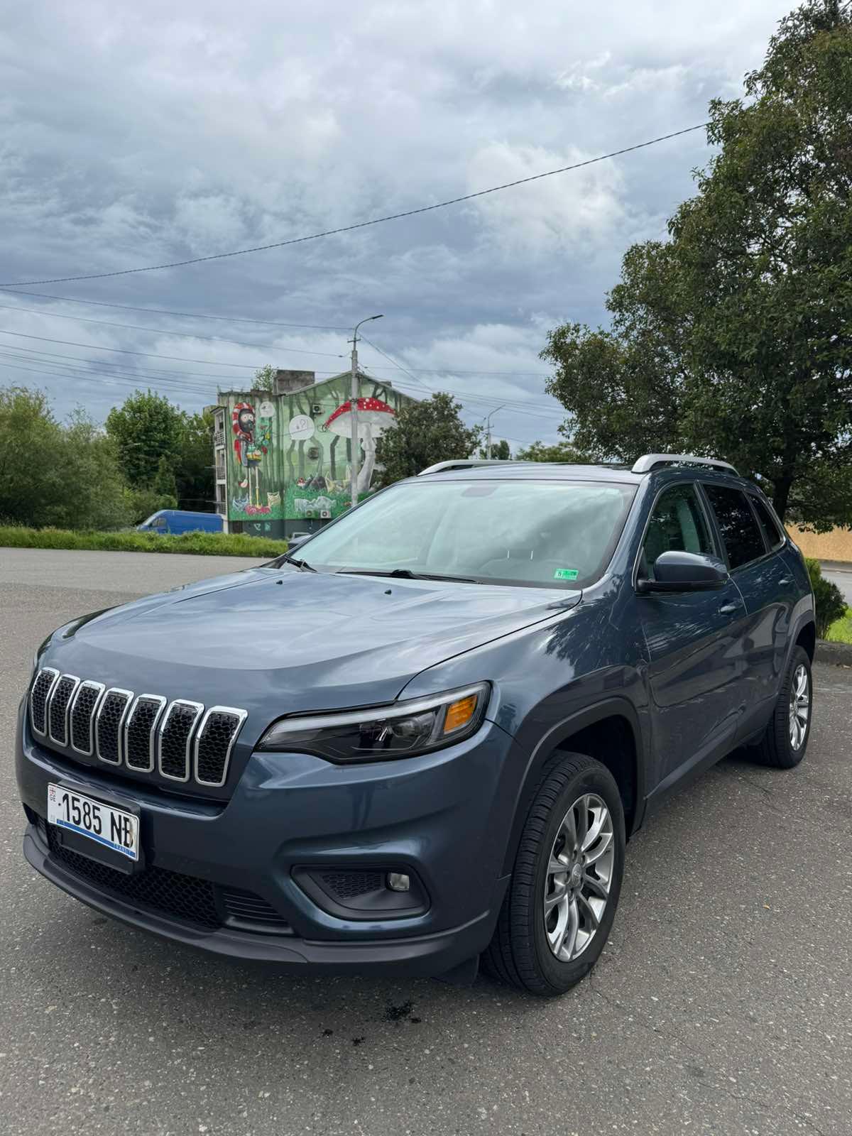 Jeep Cherokee — exterior view 3
