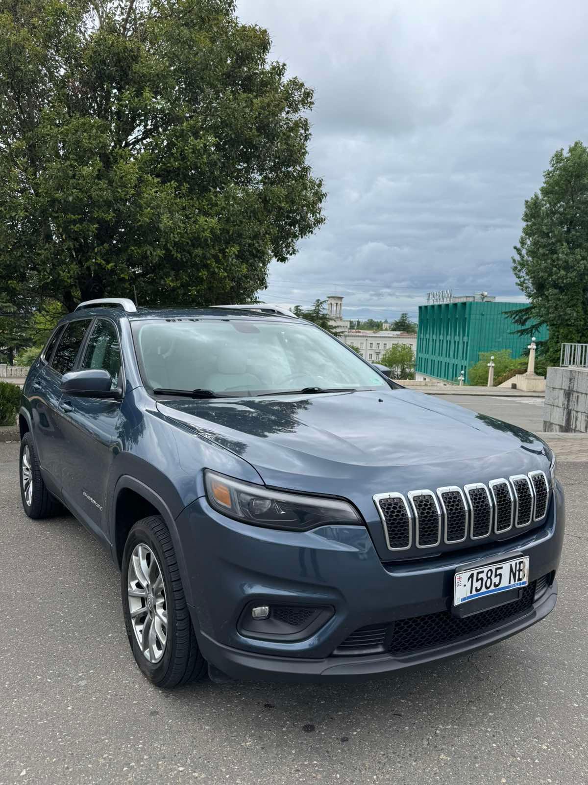 Jeep Cherokee — exterior view 2