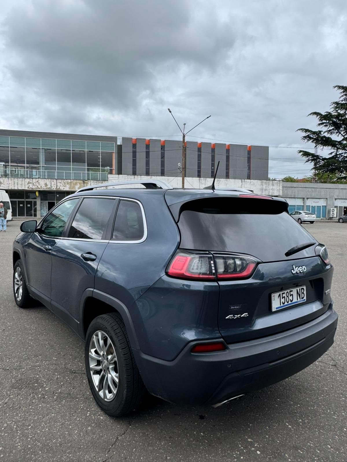 Jeep Cherokee — exterior view 4