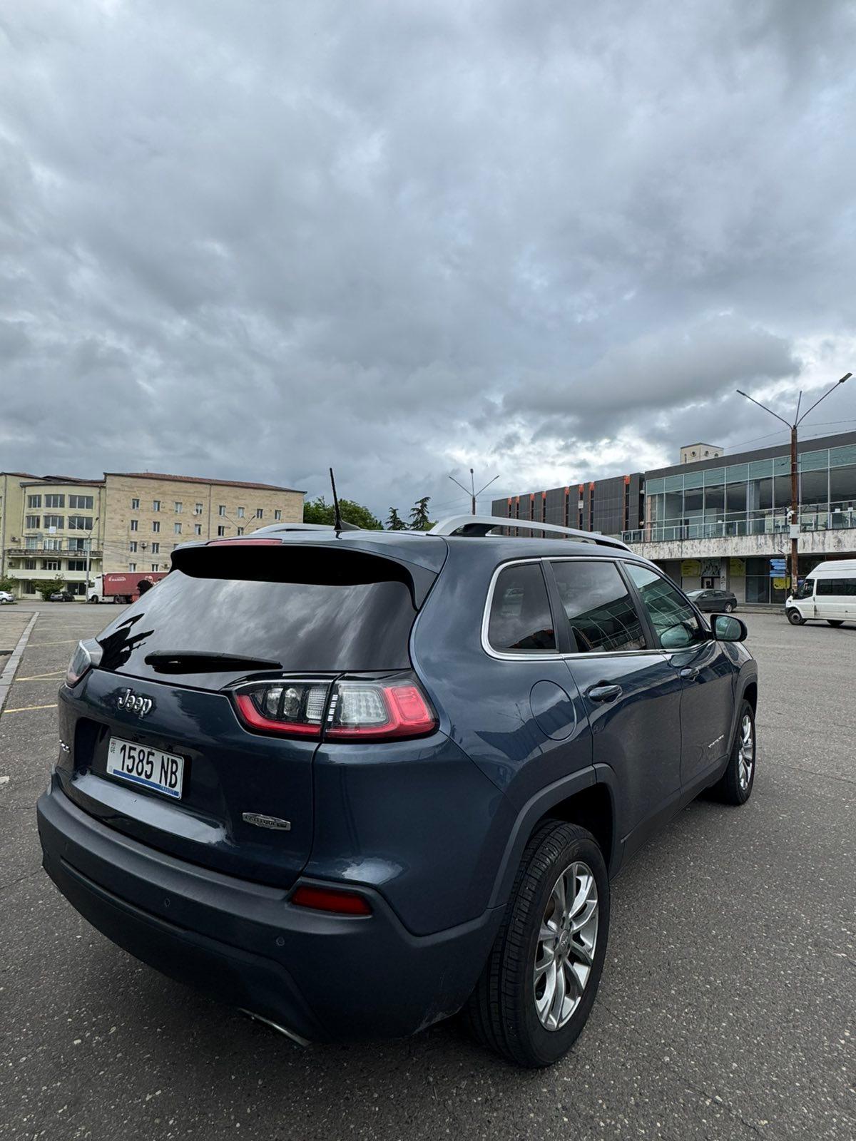 Jeep Cherokee — exterior view 5
