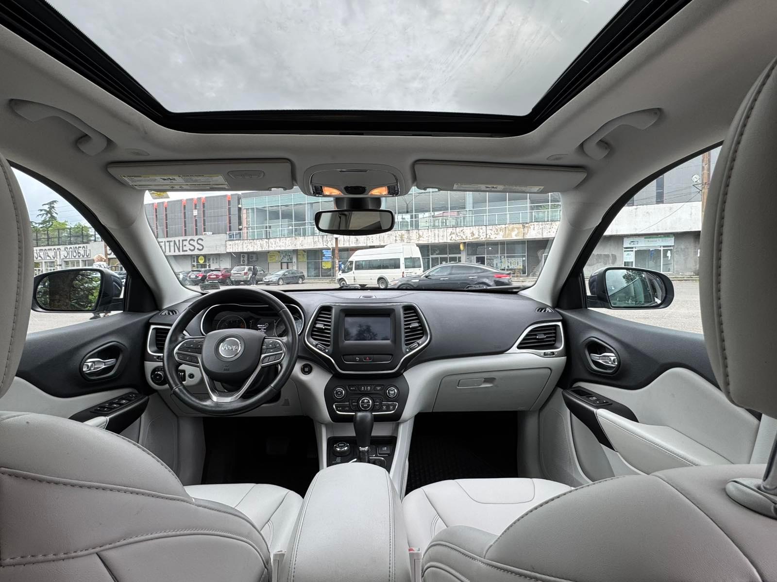 Jeep Cherokee — exterior view 6