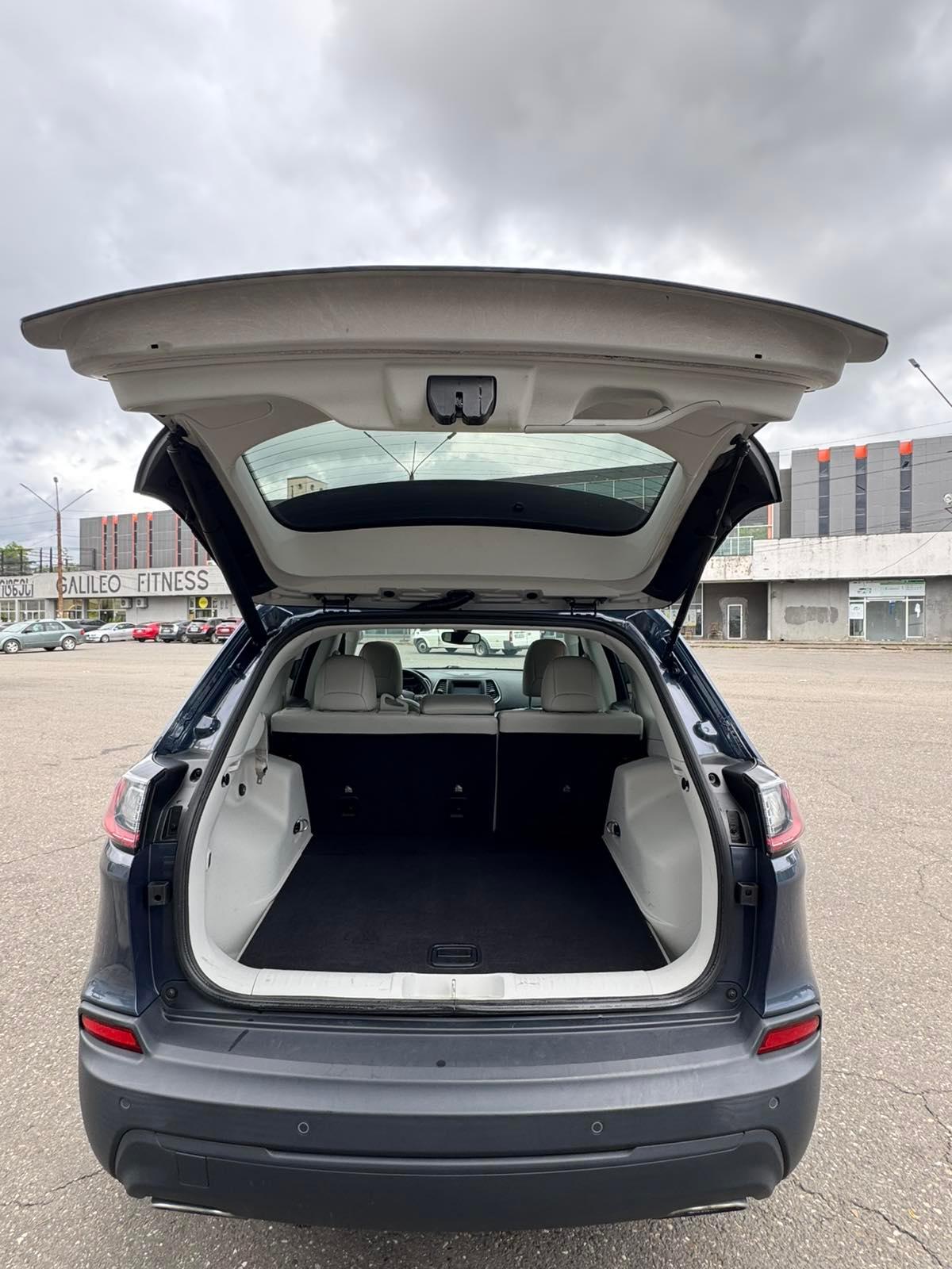 Jeep Cherokee — exterior view 7