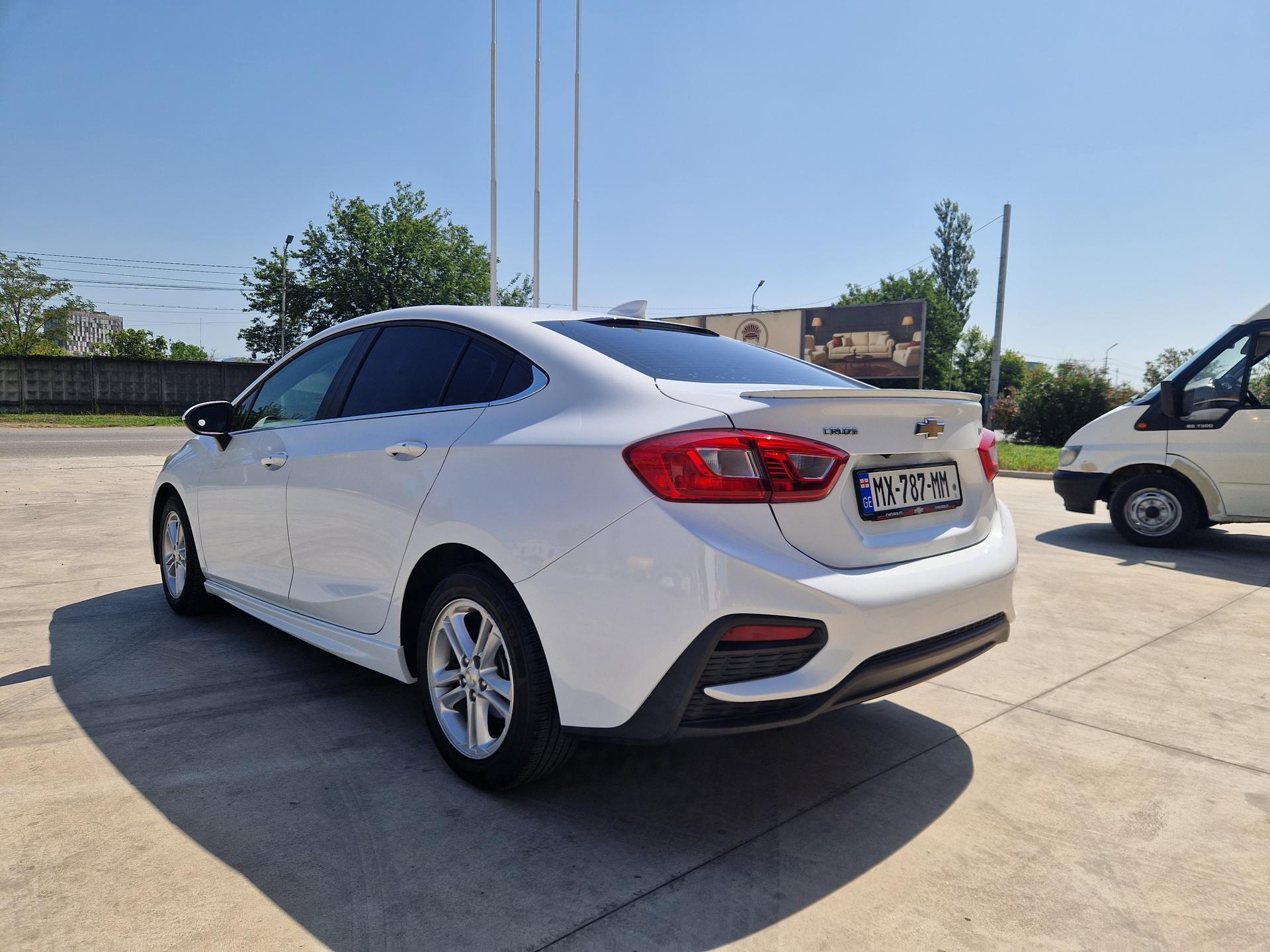 Chevrolet Cruze — exterior view 2