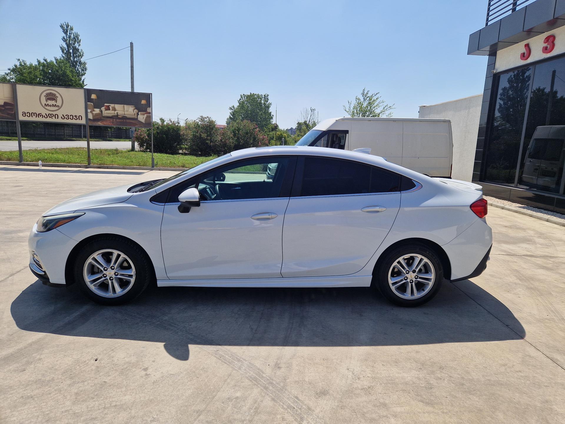 Chevrolet Cruze — exterior view 3