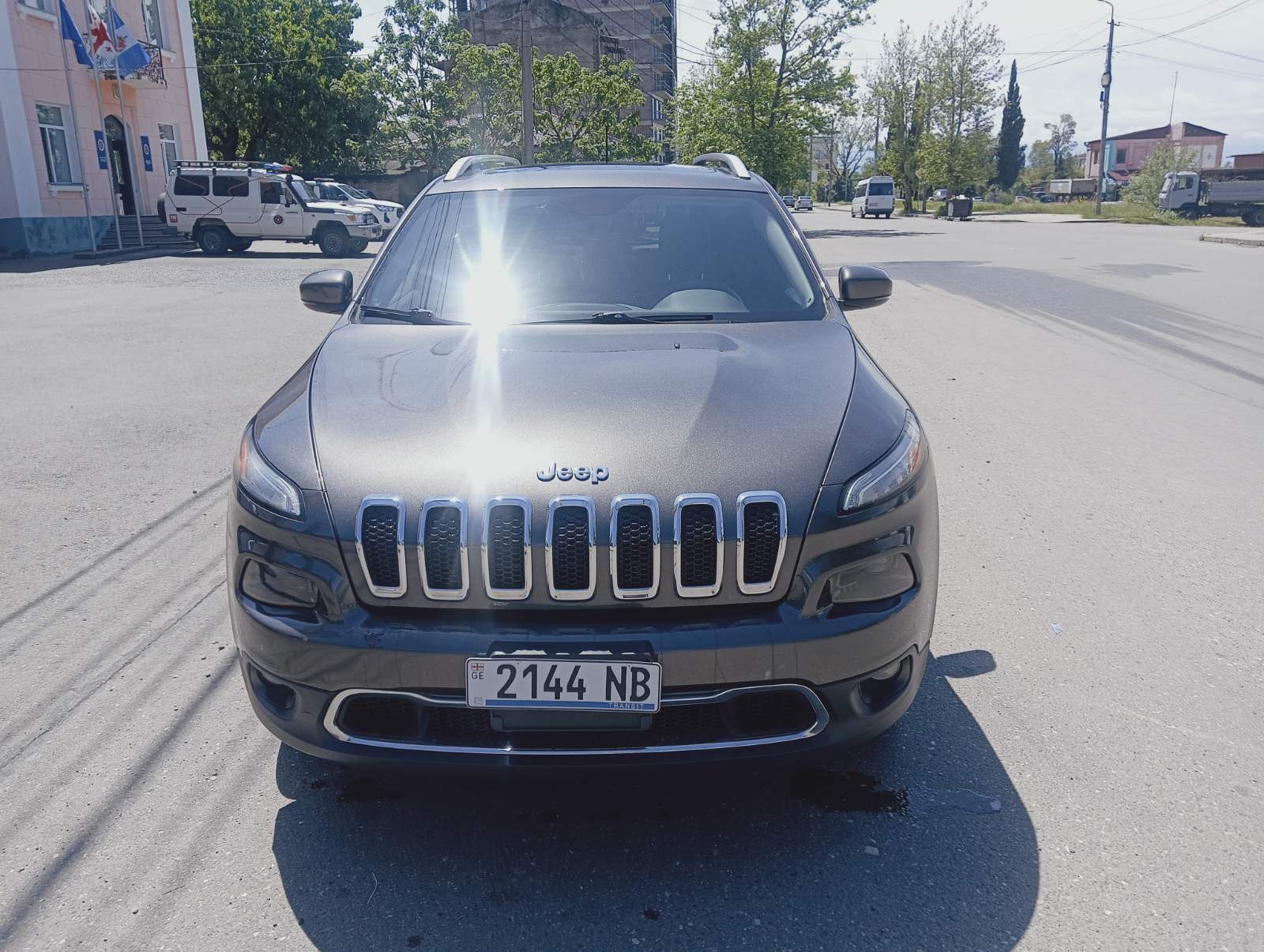 Jeep Cherokee — exterior view 2
