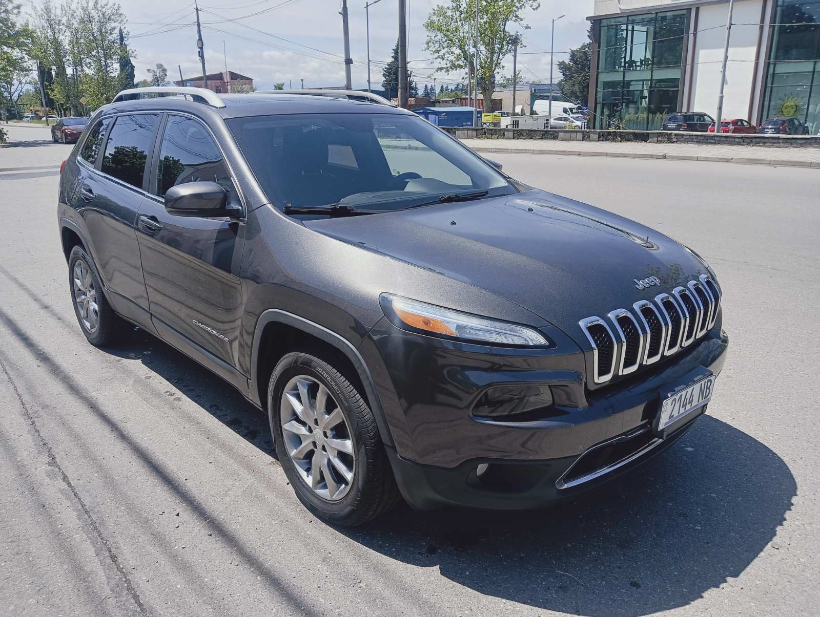 Jeep Cherokee — exterior view 3