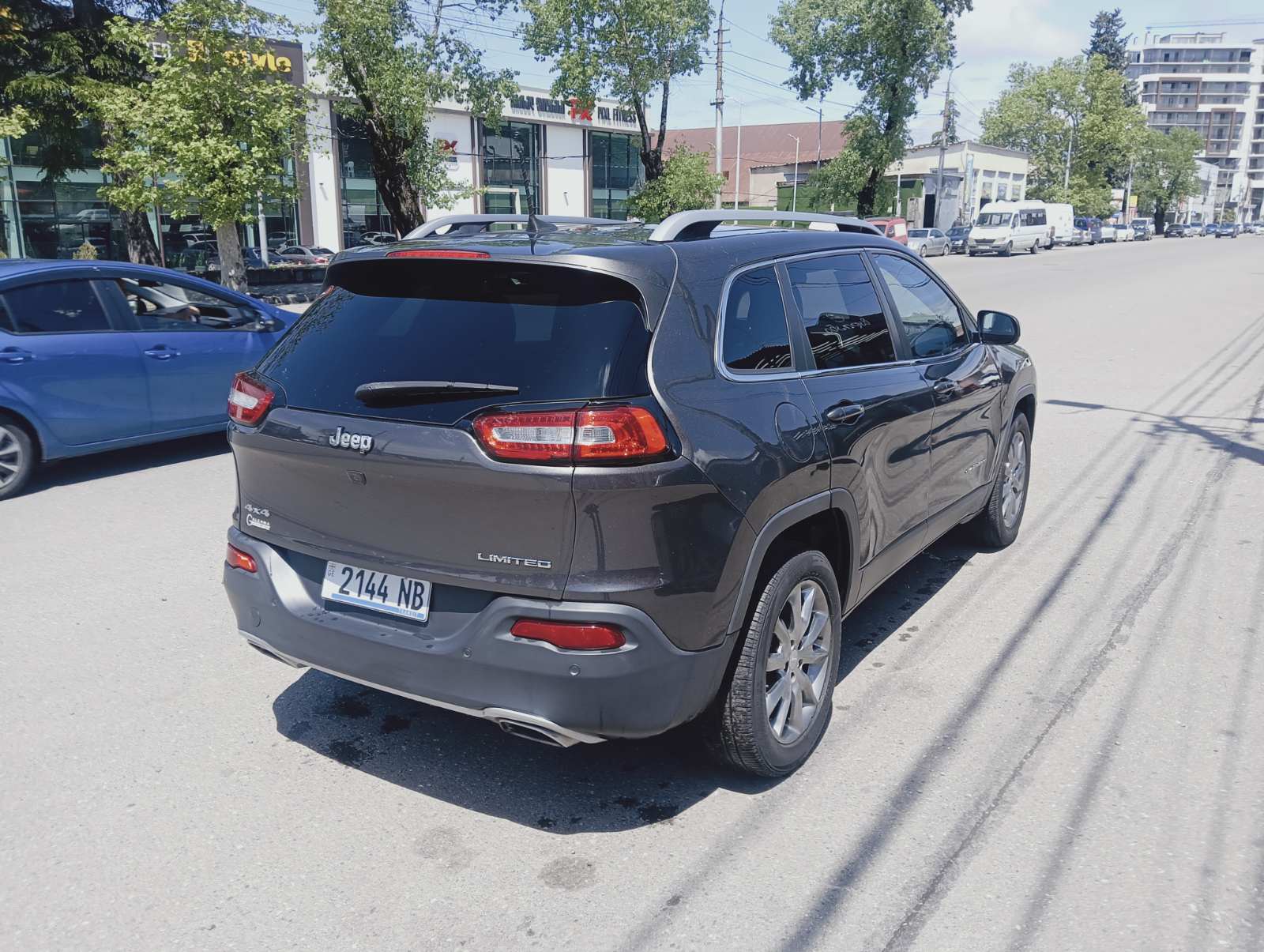 Jeep Cherokee — exterior view 4
