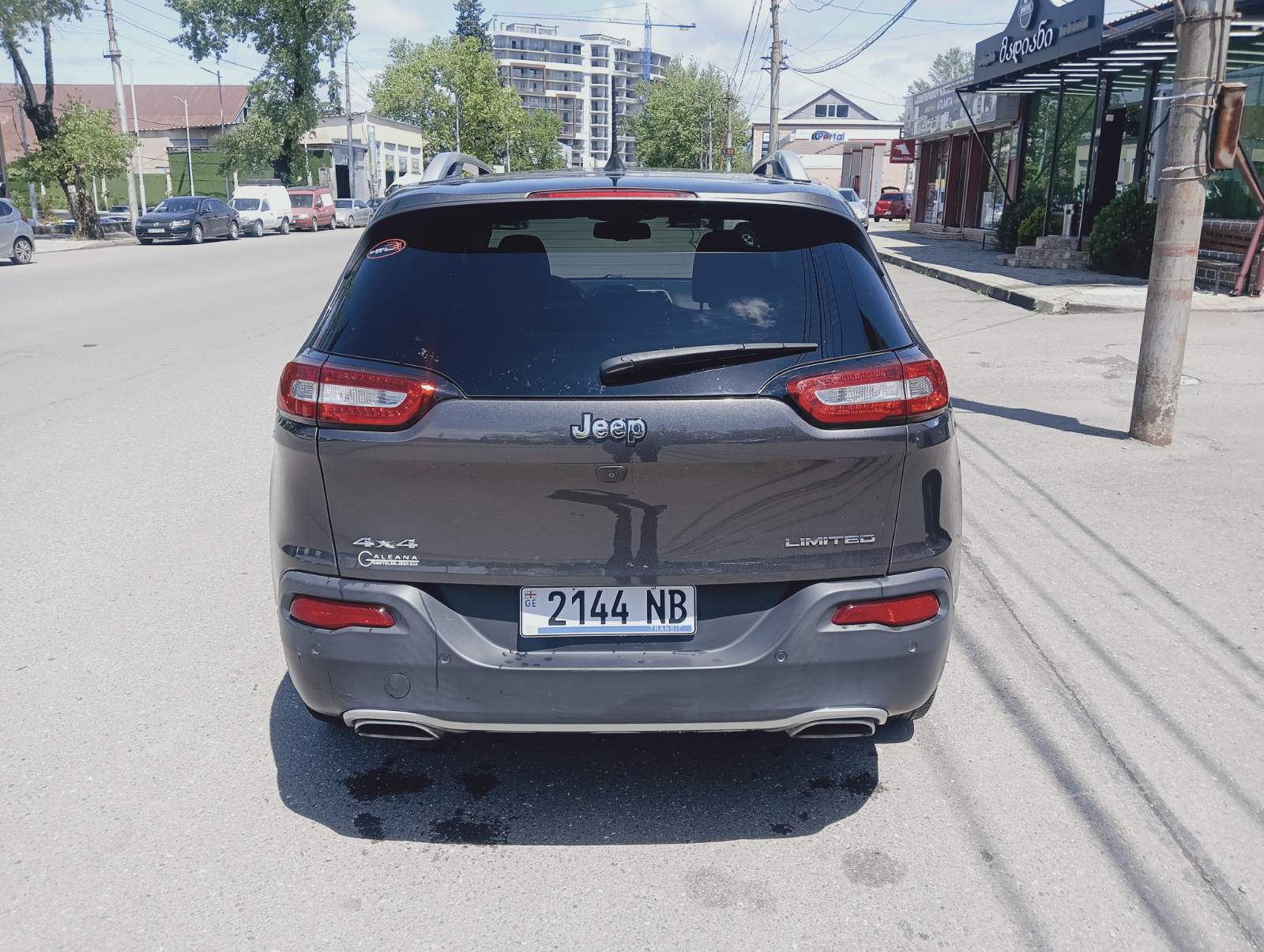 Jeep Cherokee — exterior view 5