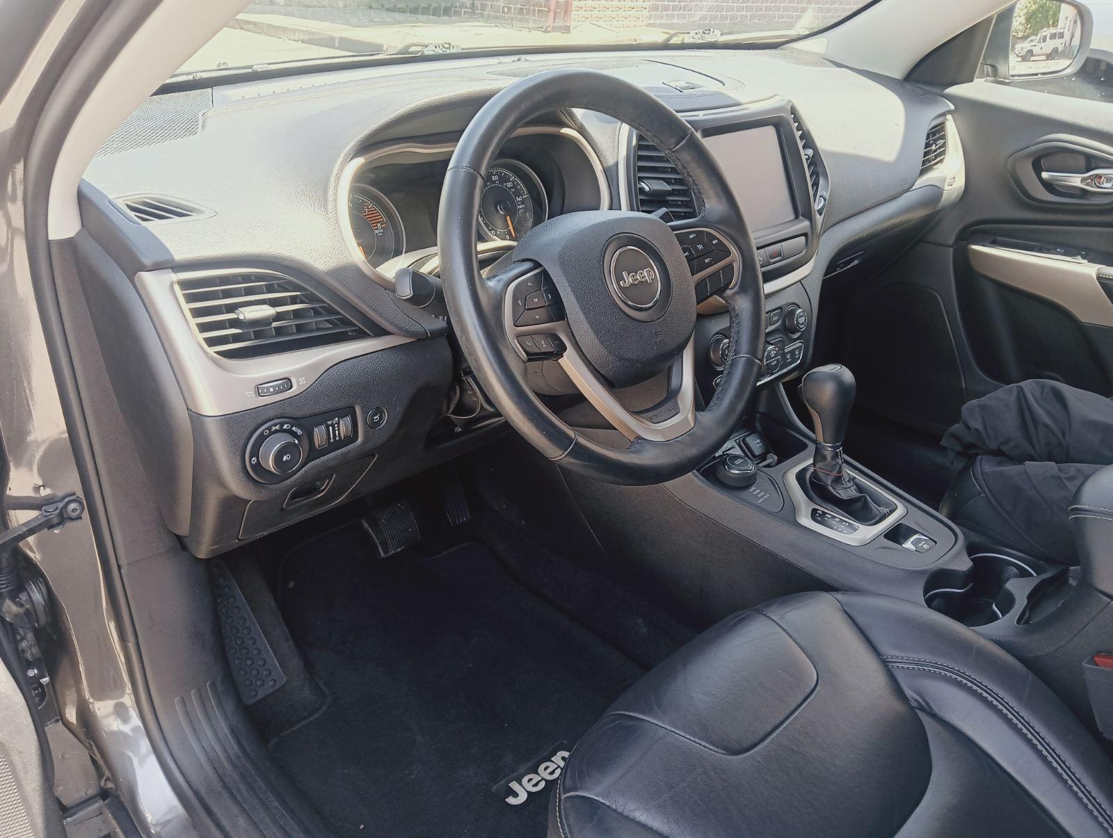 Jeep Cherokee — exterior view 6