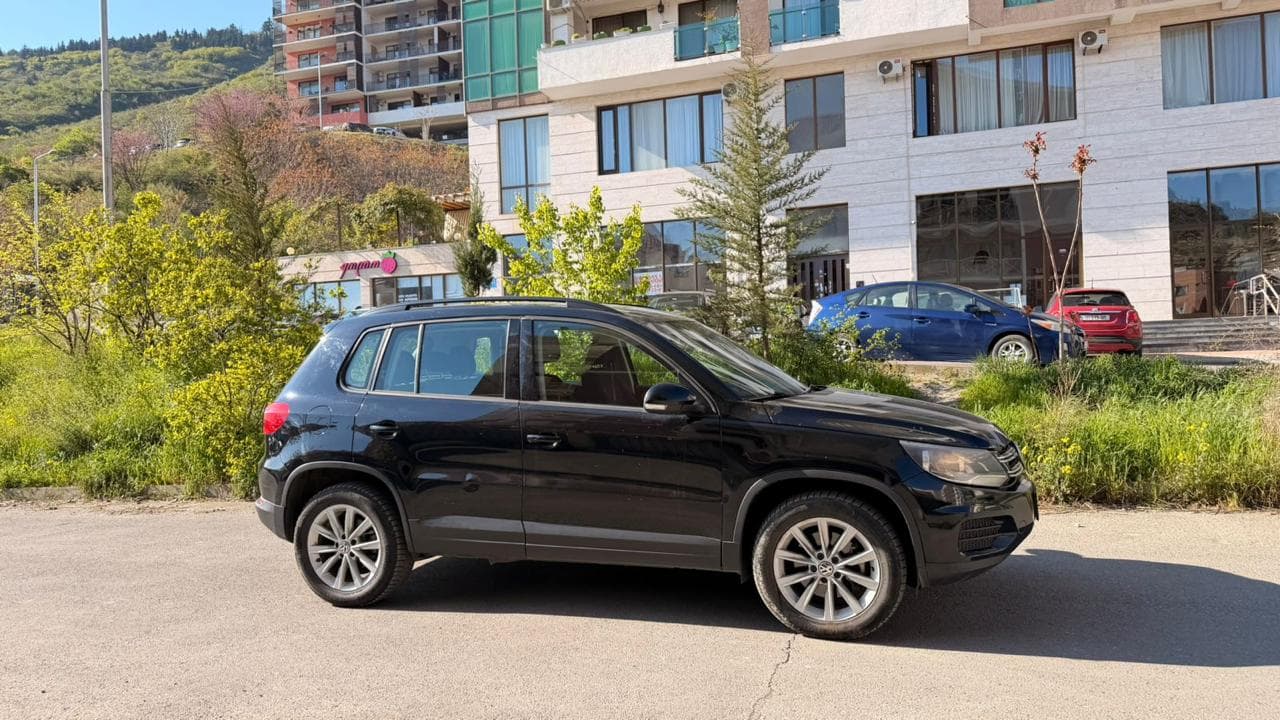 Volkswagen Tiguain — exterior view 2