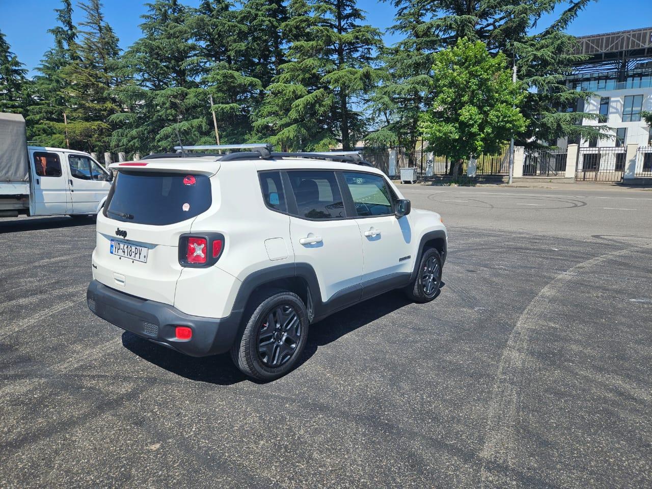 Jeep Renegade — exterior view 6