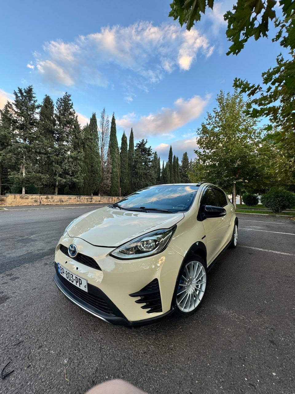 Toyota Prius C — exterior view 2