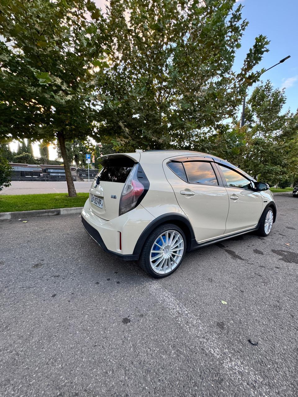 Toyota Prius C — exterior view 3