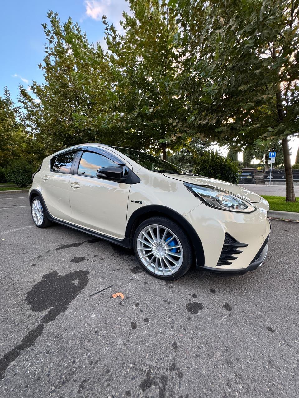 Toyota Prius C — exterior view 4