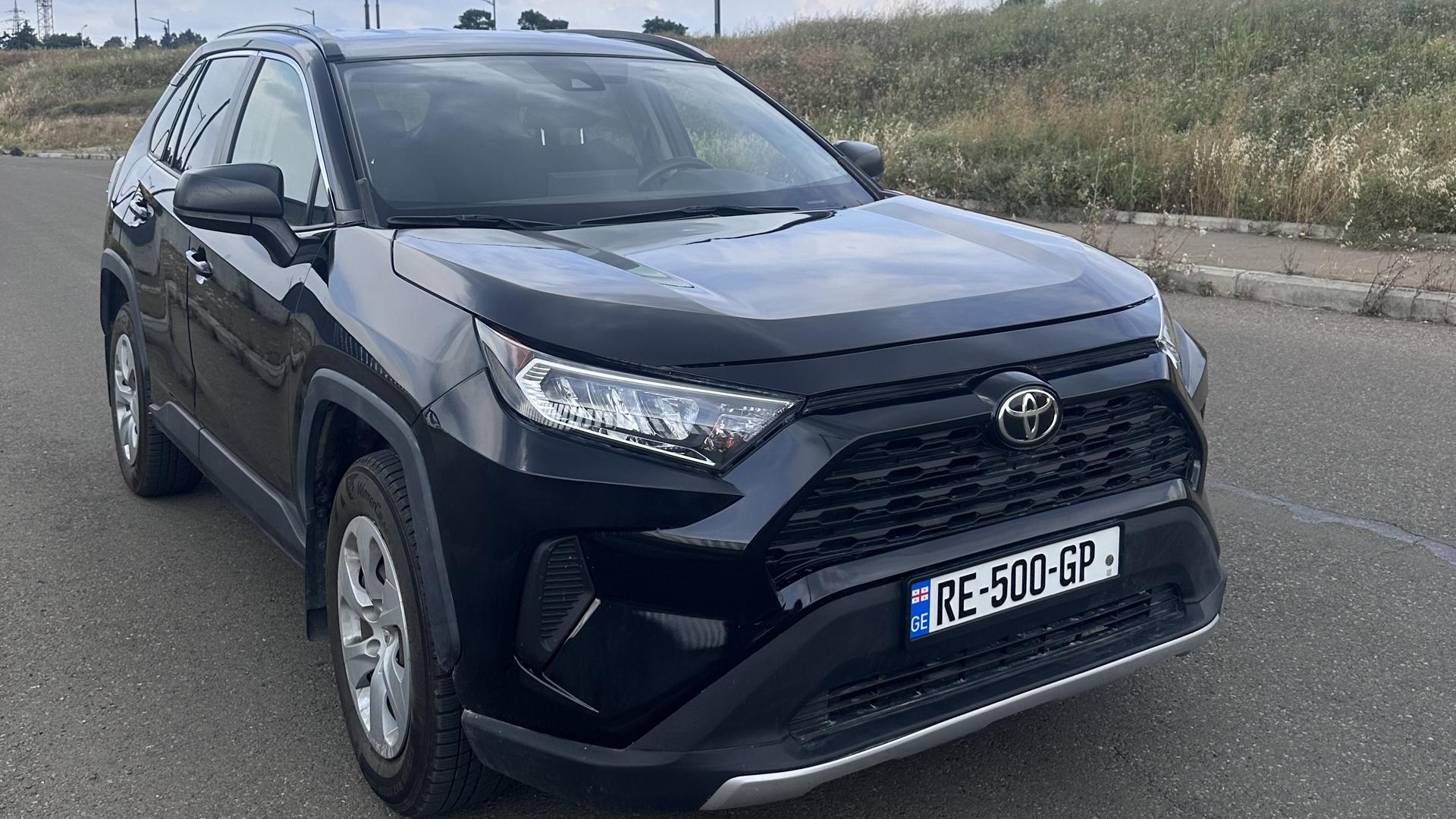 Schwarzer Toyota RAV4 2020, Miet-SUV mit georgischem Kennzeichen